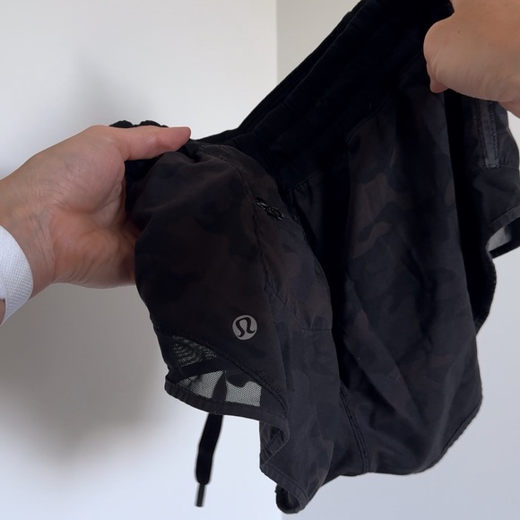Lululemon hot short size 4 in black camo - Picture 6 of 7